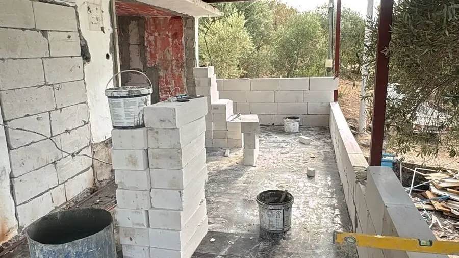 Terasta gazbeton duvar örülürken yalıtım öncesi beton zemin